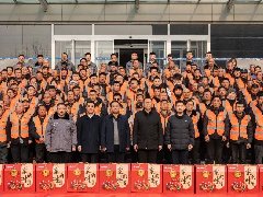 情系農(nóng)民工 蛇年送祝?！A兆控股為優(yōu)秀農(nóng)民工發(fā)放春節(jié)禮品